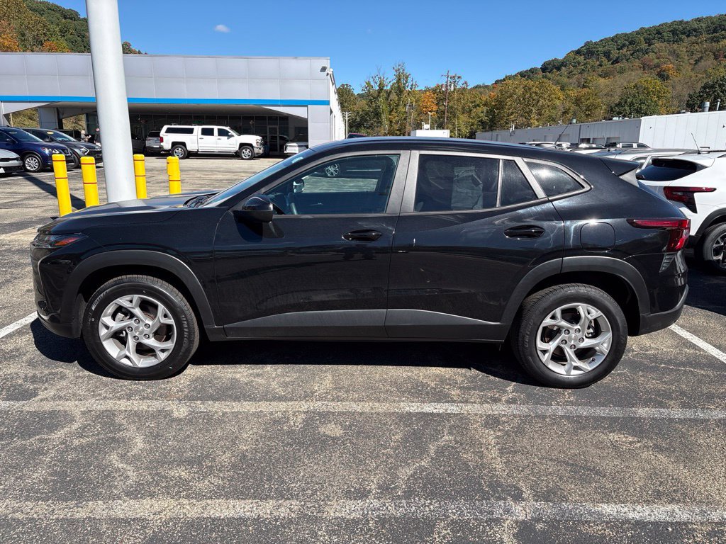 Certified 2024 Chevrolet Trax LS w/ LS Convenience Package FWD image 3
