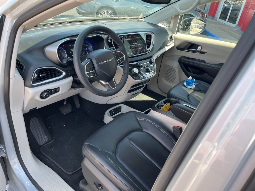 Used 2024 Chrysler Pacifica Touring-L FWD image 22