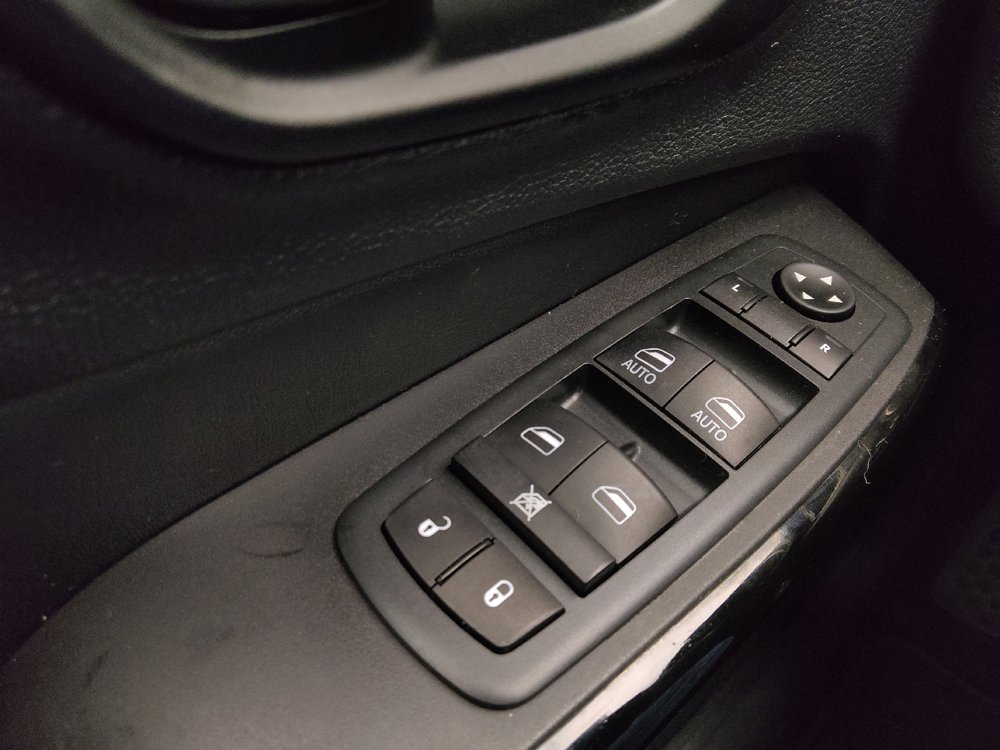 Used 2021 Jeep Cherokee Latitude Plus FWD image 27