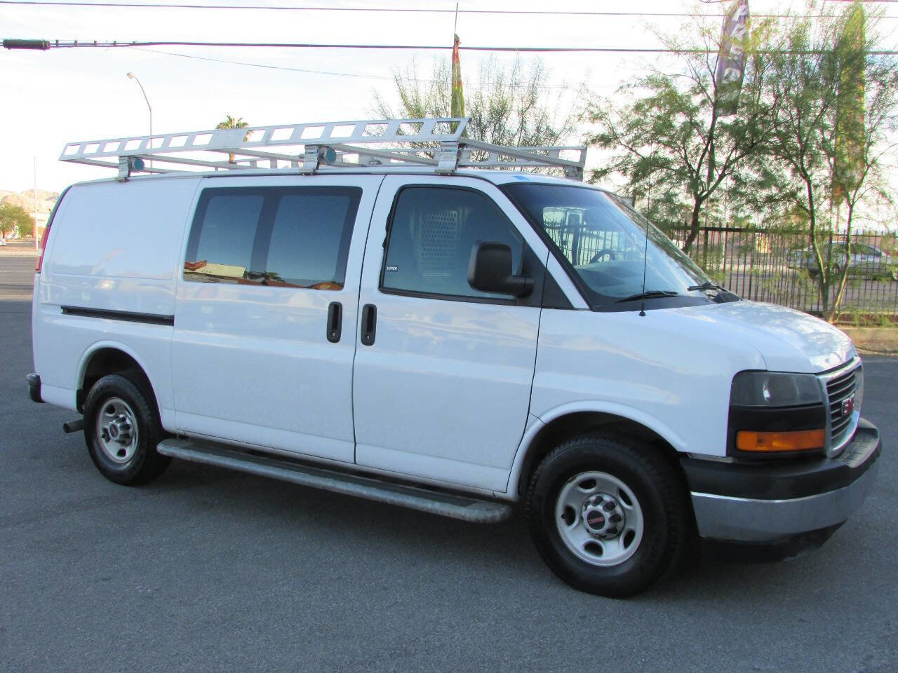 Used 2018 GMC Savana 2500 w/ Driver Convenience Package RWD image 3