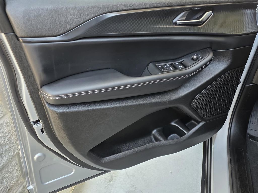 Used 2025 Jeep Grand Cherokee Altitude image 32