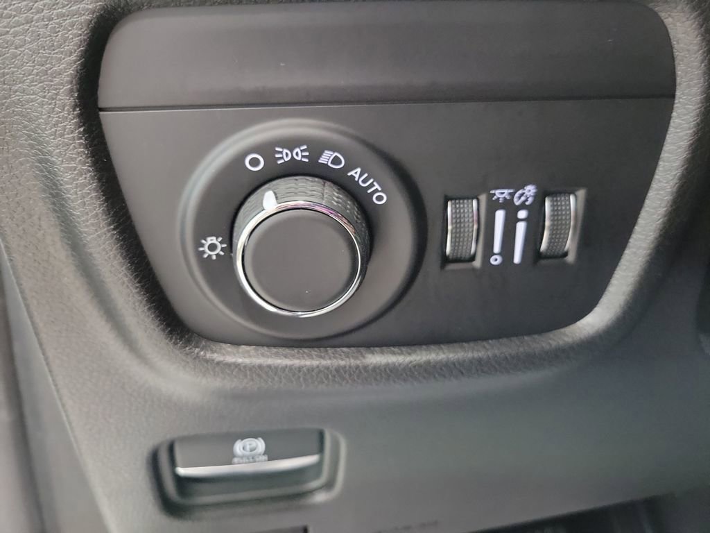 Used 2024 Jeep Grand Cherokee Laredo X image 40