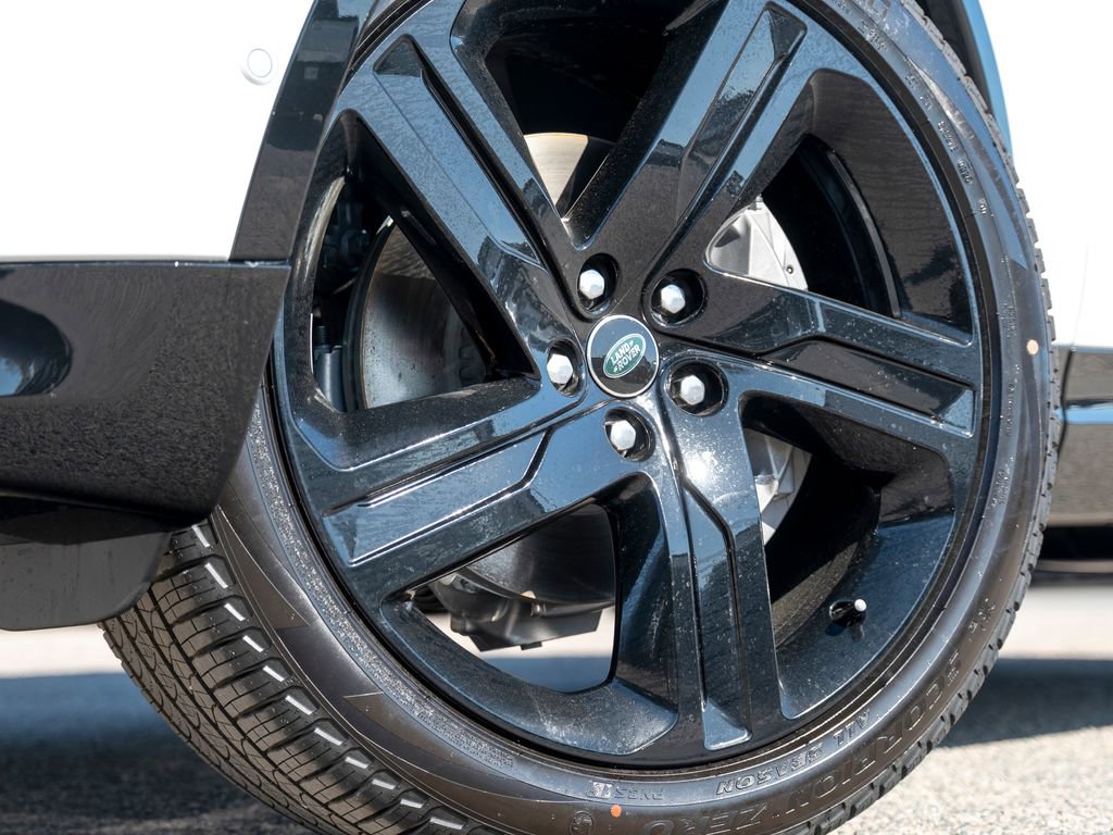 New 2025 Land Rover Discovery Dynamic SE image 9