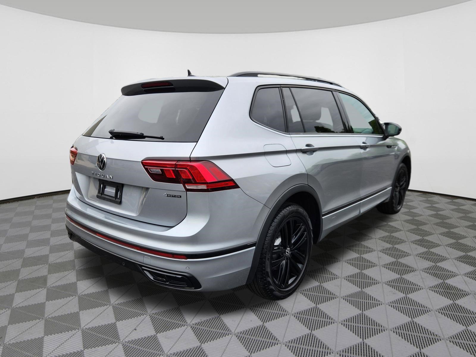 Used 2022 Volkswagen Tiguan SE R-Line AWD/4WD image 4