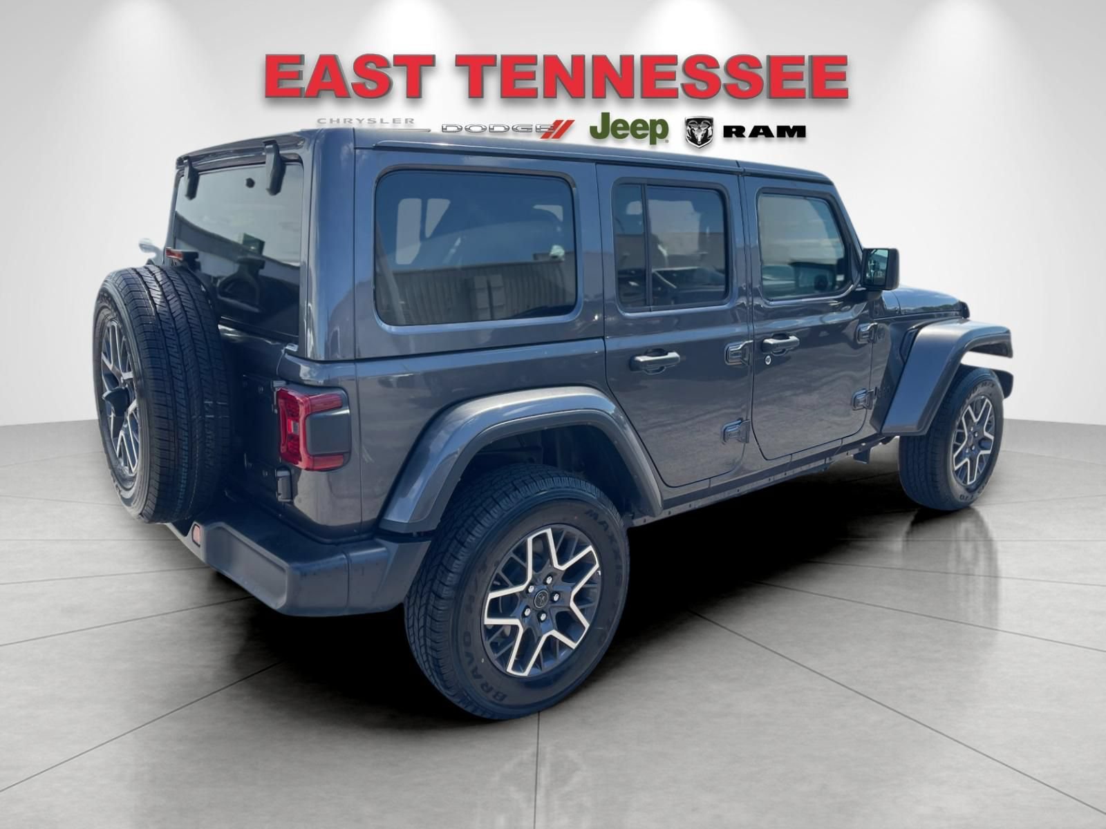 Used 2025 Jeep Wrangler Unlimited Sahara AWD/4WD image 3