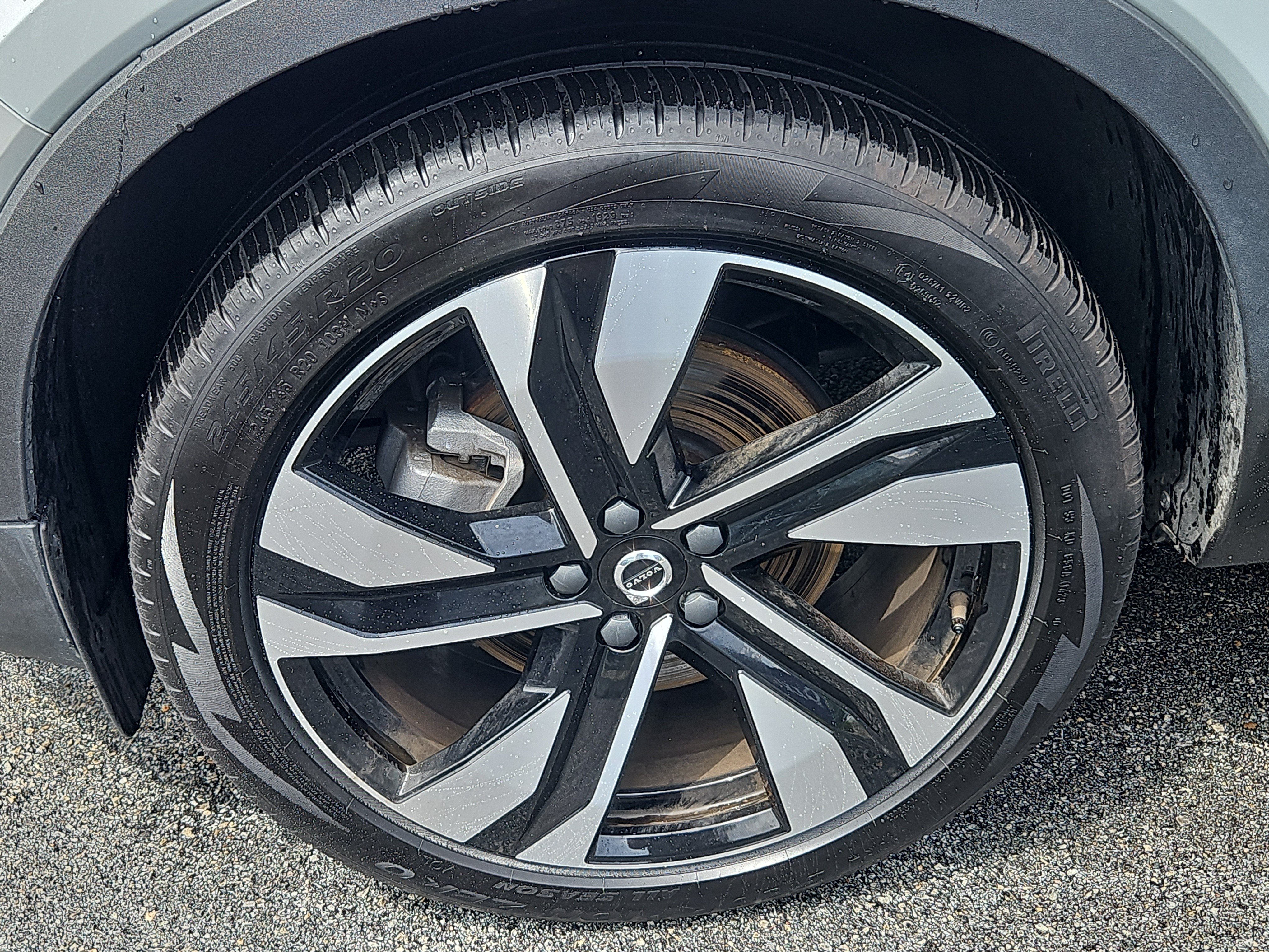 Used 2024 Volvo XC40 B5 Plus w/ Protection Package Premier AWD/4WD image 4