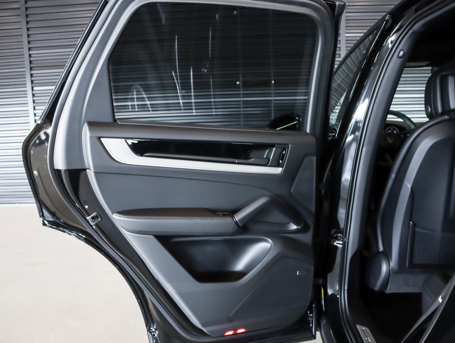 Certified 2025 Porsche Cayenne AWD/4WD image 23