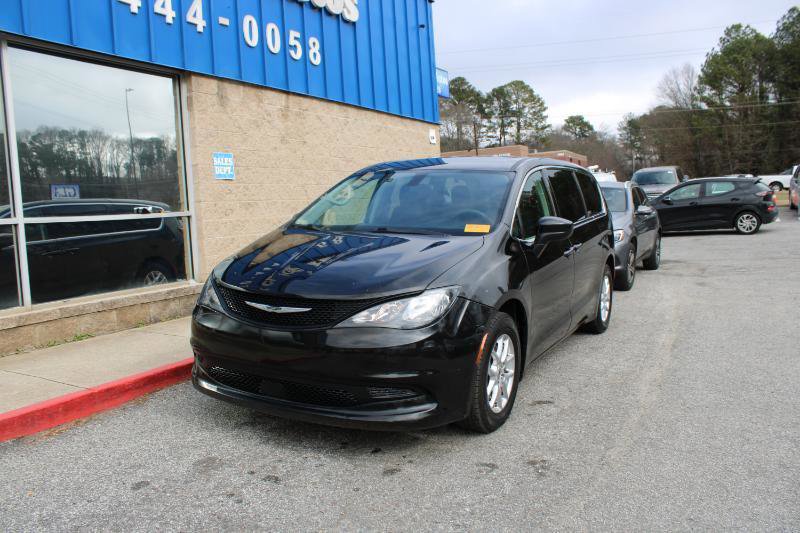 Used 2022 Chrysler Voyager LX image 3