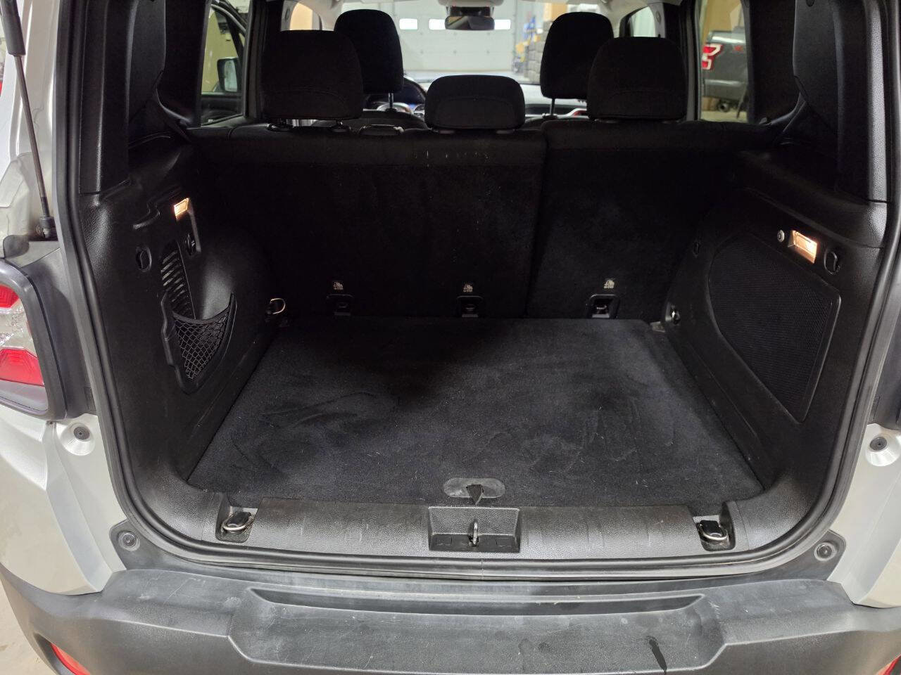 Used 2016 Jeep Renegade Trailhawk AWD/4WD image 21
