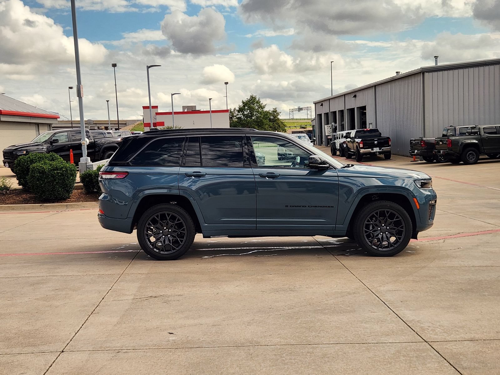 New 2026 Jeep Grand Cherokee Summit w/ Obsidian Package AWD/4WD image 7
