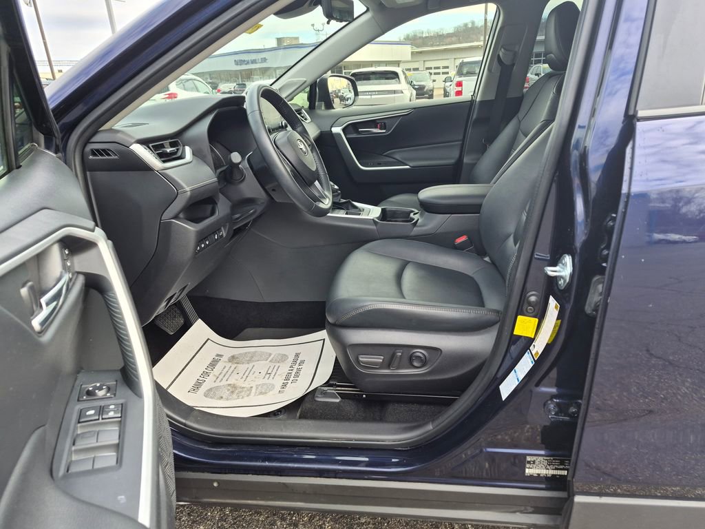 Used 2021 Toyota RAV4 XLE Premium image 11