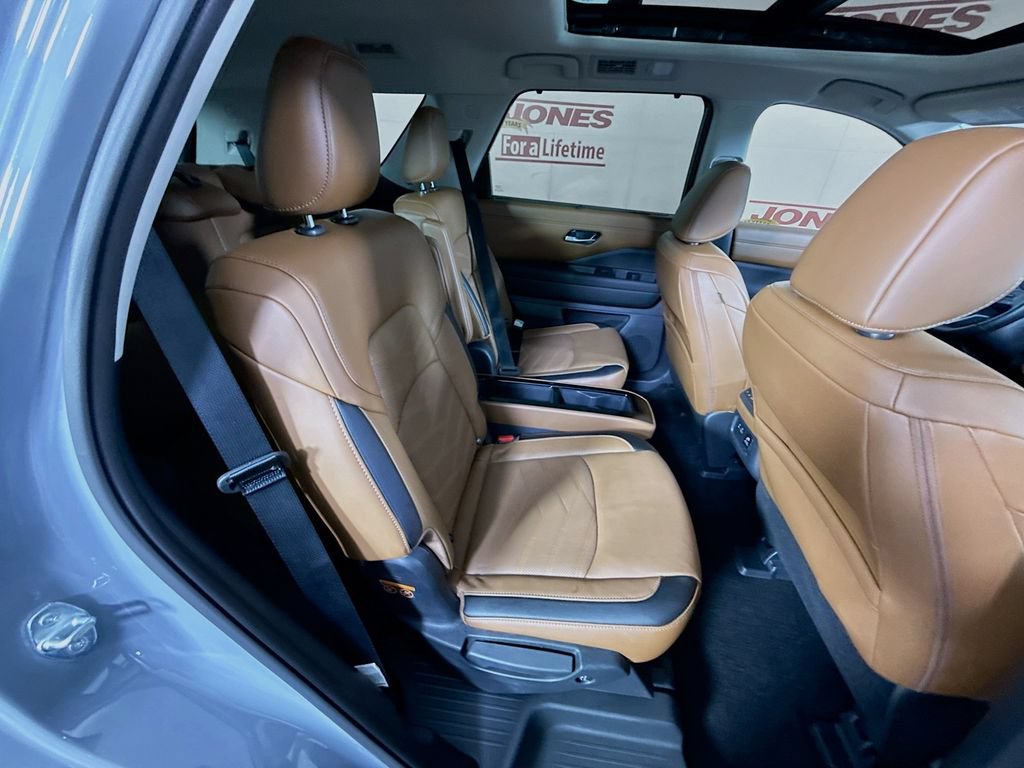 Certified 2025 Nissan Pathfinder Platinum AWD/4WD image 35