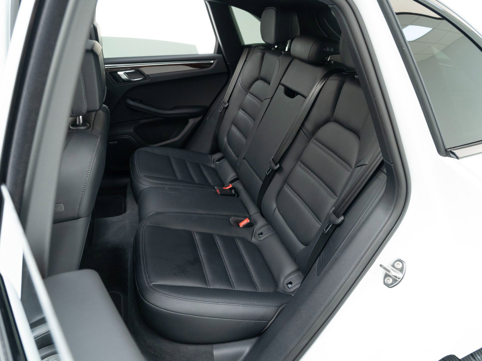 Certified 2025 Porsche Macan image 31