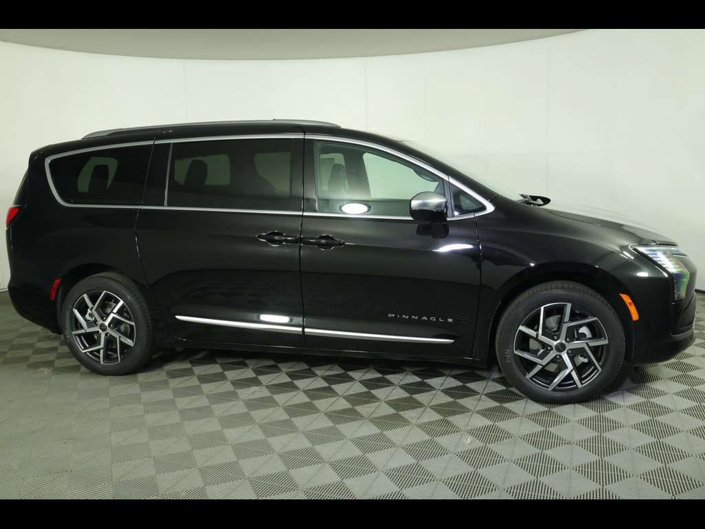 New 2027 Chrysler Pacifica Pinnacle w/ Theater Group AWD/4WD image 18