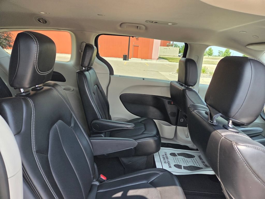 Used 2024 Chrysler Pacifica Touring-L FWD image 39