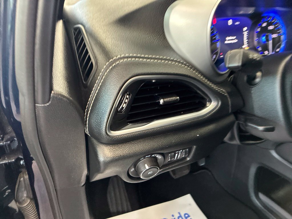 Certified 2025 Chrysler Pacifica Limited FWD image 13