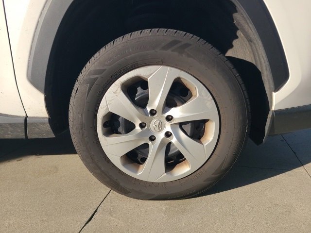 Used 2022 Toyota RAV4 LE image 9