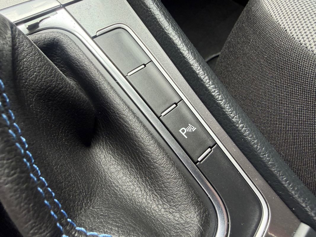Used 2015 Volkswagen e-Golf Limited Edition FWD image 46