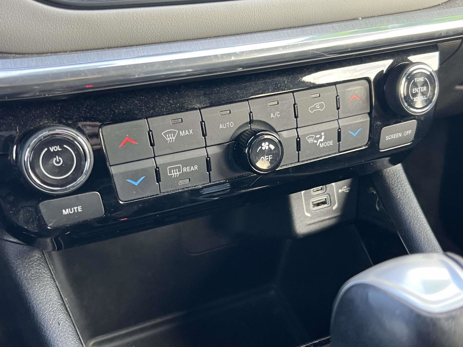 Used 2023 Jeep Compass Limited image 13