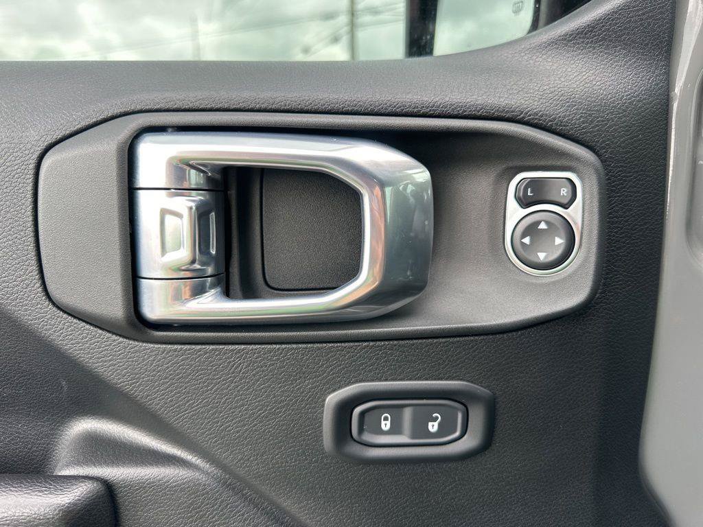 Used 2021 Jeep Wrangler Unlimited Sport AWD/4WD image 28