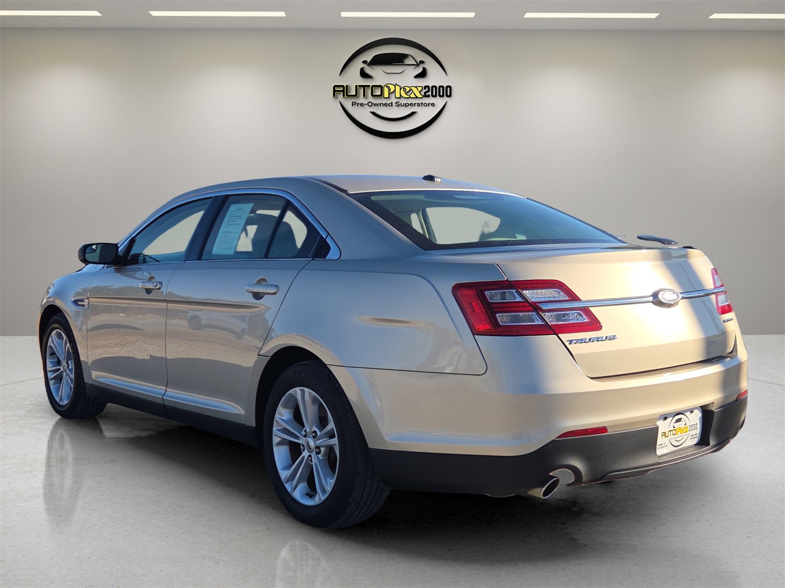 Used 2018 Ford Taurus SE image 5