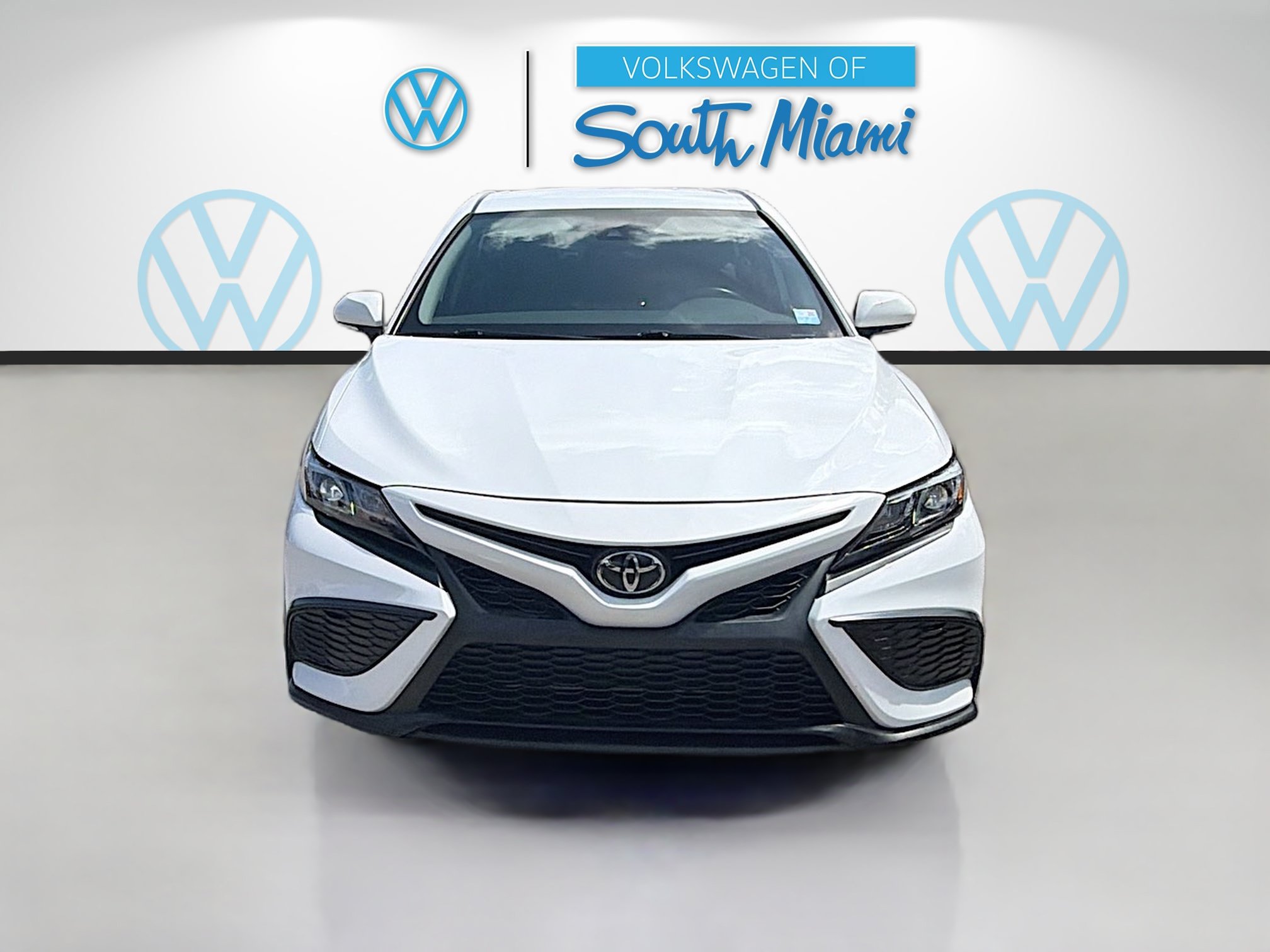 Used 2023 Toyota Camry SE FWD image 2
