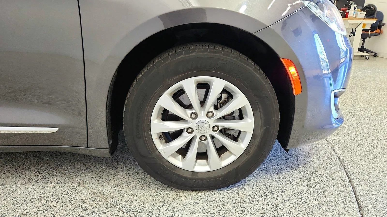 Used 2019 Chrysler Pacifica Touring-L FWD image 41