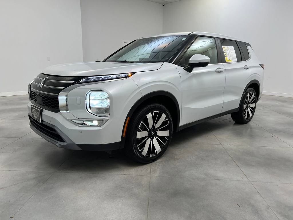 Used 2025 Mitsubishi Outlander SE image 3