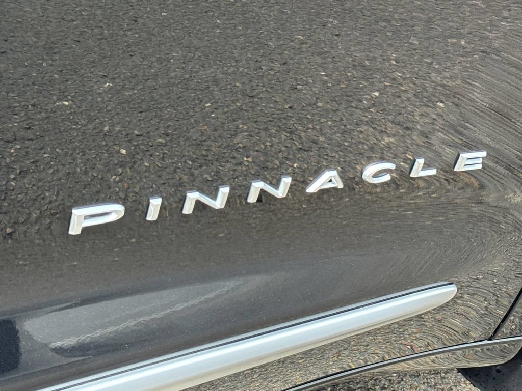Used 2022 Chrysler Pacifica Pinnacle FWD image 8
