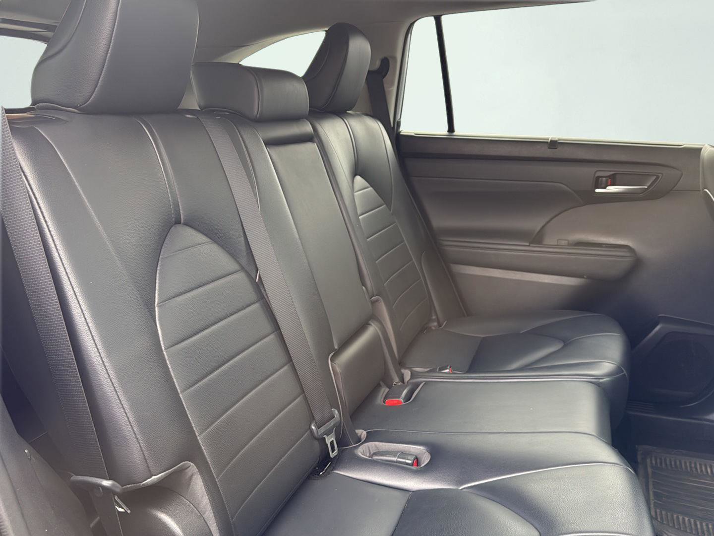 Used 2021 Toyota Highlander XLE image 27