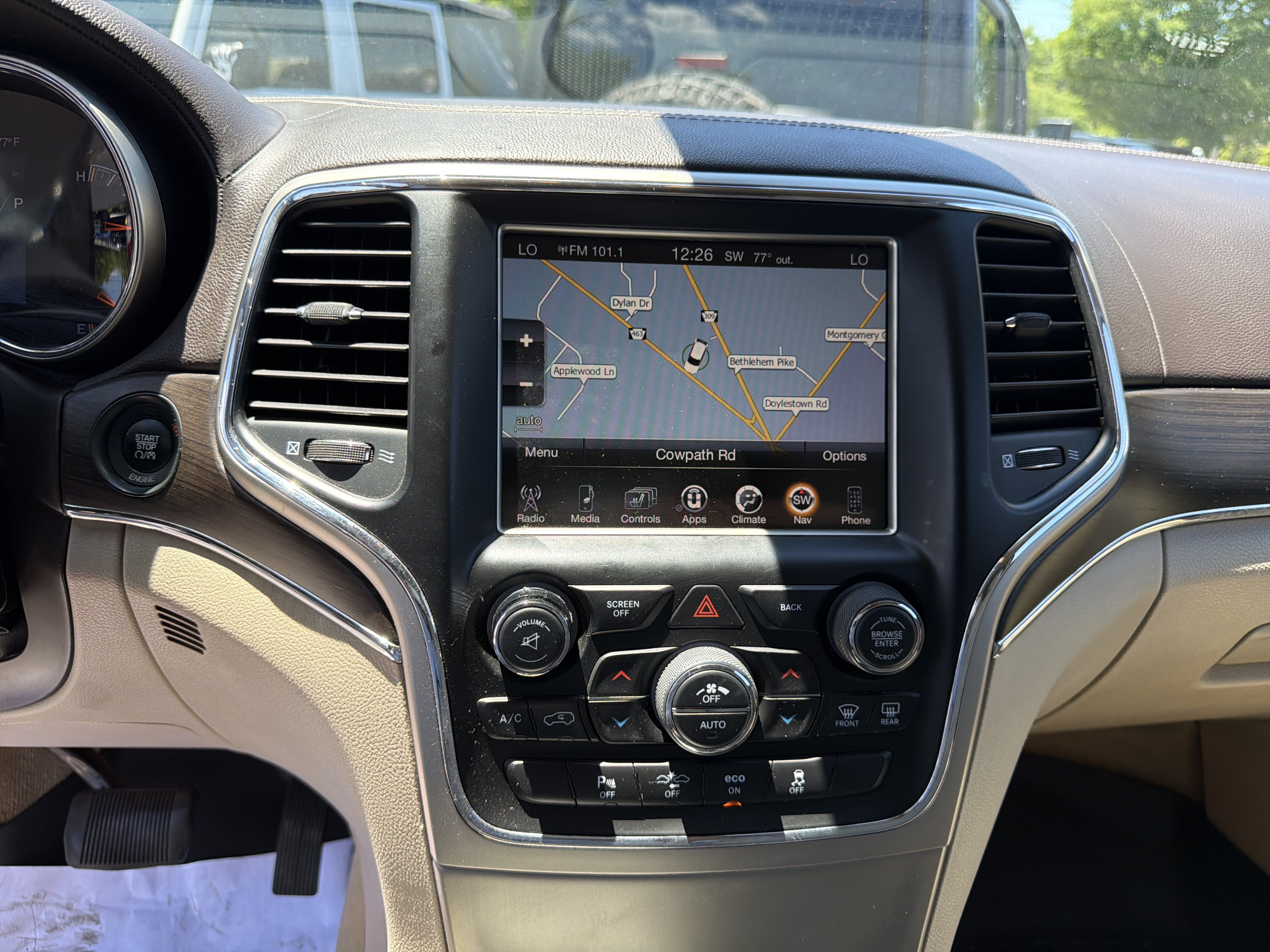 Used 2015 Jeep Grand Cherokee Overland w/ Advanced Technology Group AWD/4WD image 26
