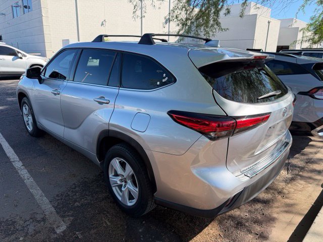 Used 2021 Toyota Highlander LE FWD image 3