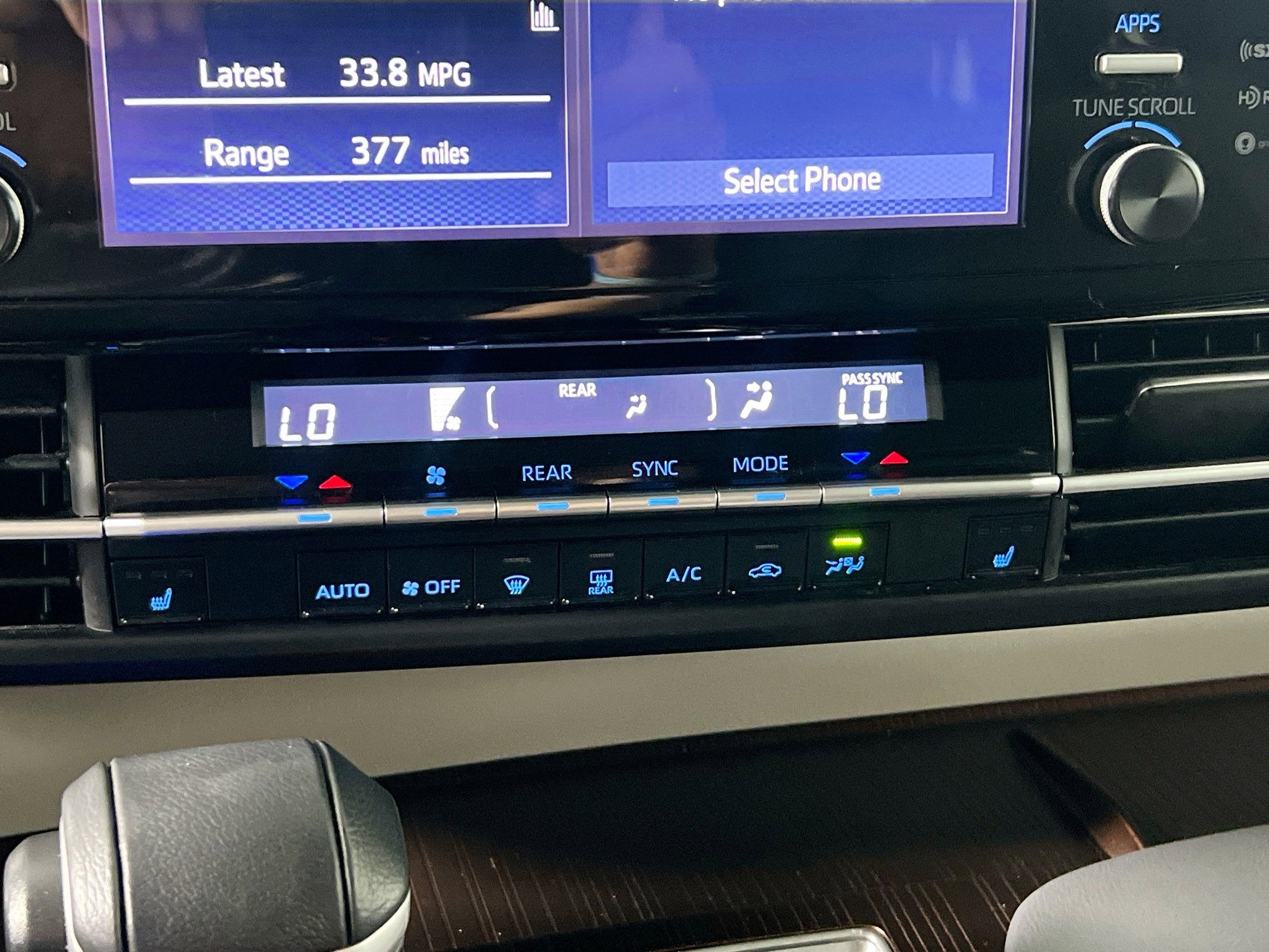 Used 2024 Toyota Sienna XLE FWD image 27