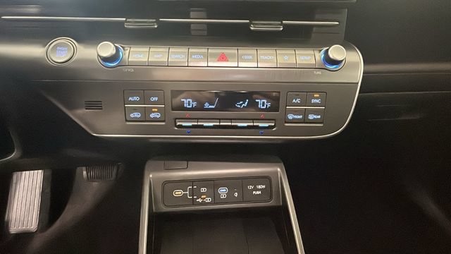 Certified 2025 Hyundai Kona SEL AWD/4WD image 23