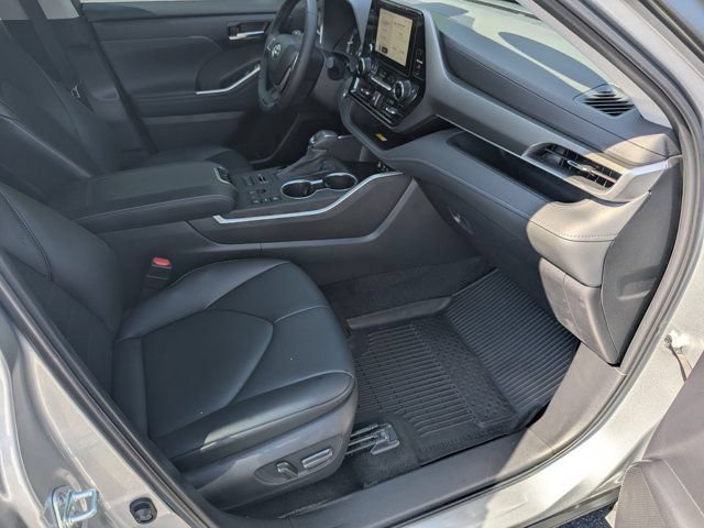 Used 2023 Toyota Highlander XLE AWD/4WD image 12