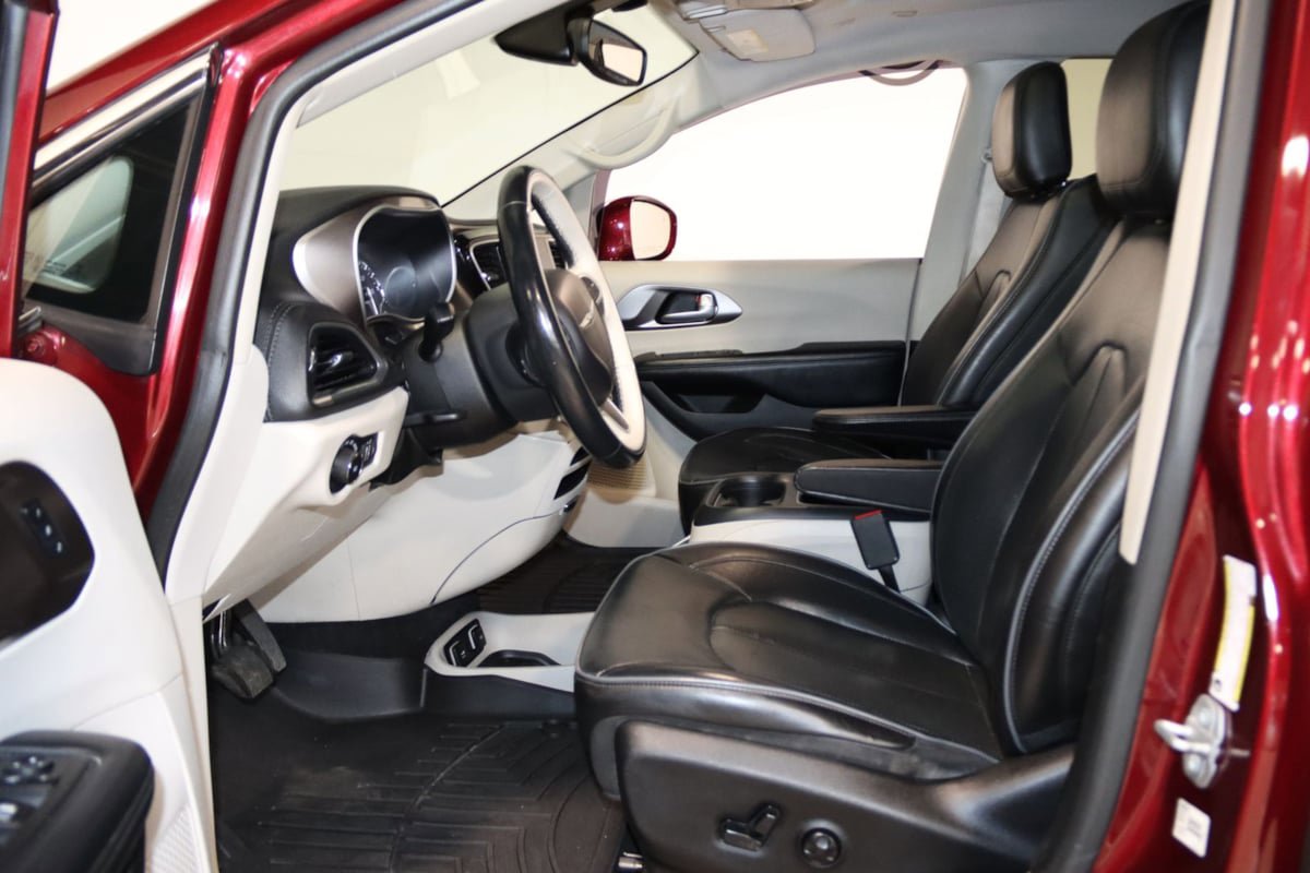 Used 2018 Chrysler Pacifica Limited FWD image 35