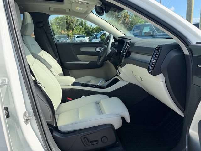 Certified 2024 Volvo XC40 B5 Plus w/ Protection Package AWD/4WD image 18