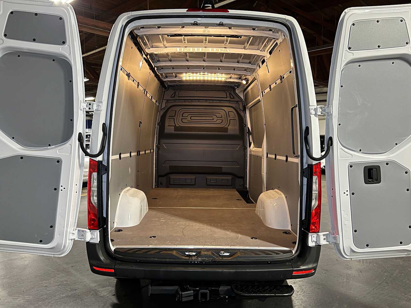 Used 2025 Mercedes-Benz Sprinter 2500 image 16