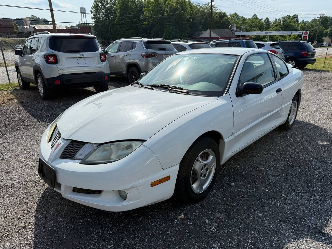 Used 2004 Pontiac Sunfire Coupe w/ 1SB Preferred Equipment Group FWD image 2