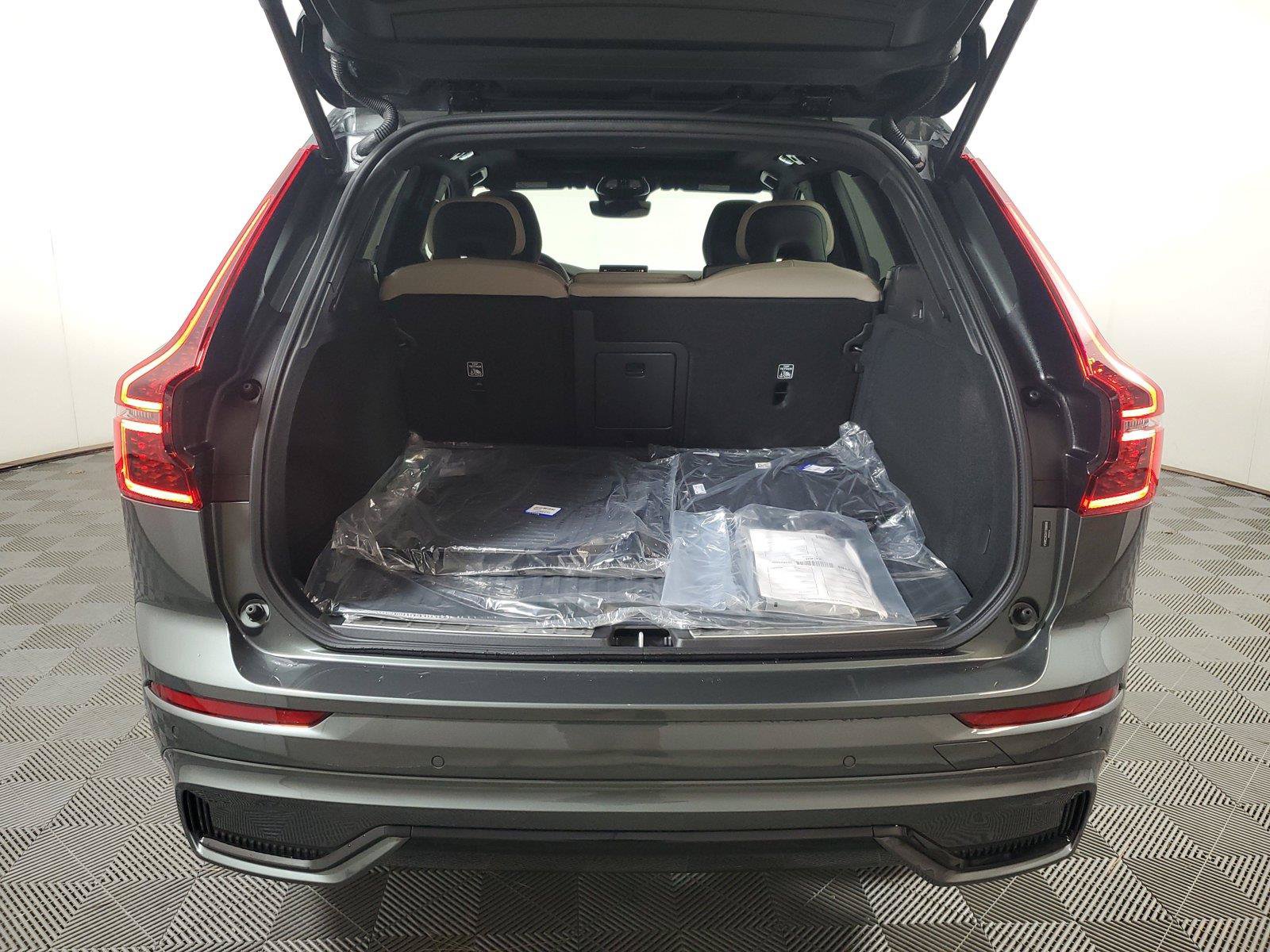 New 2027 Volvo XC60 B5 Plus AWD/4WD image 9