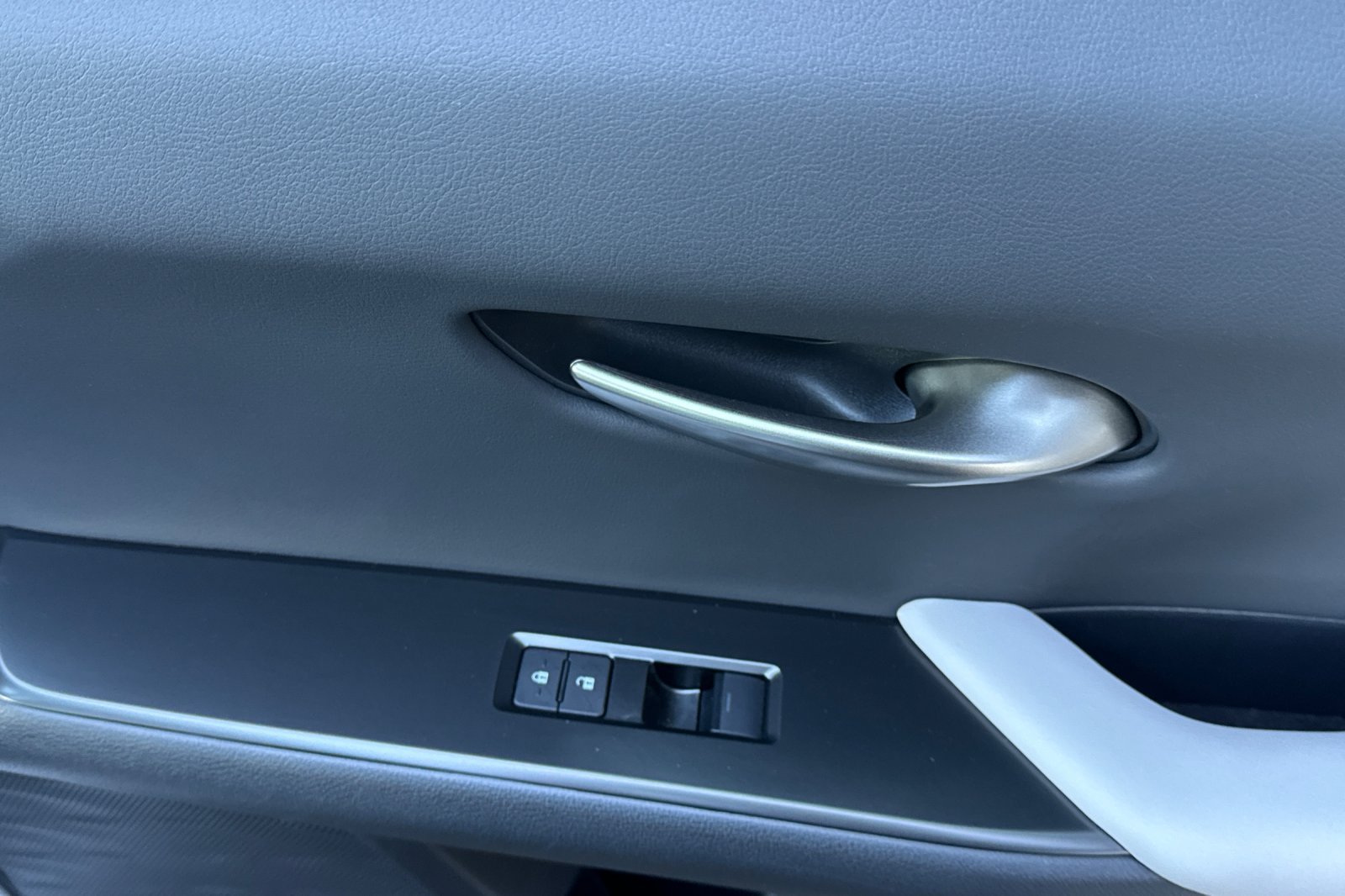 Used 2025 Lexus UX 300h FWD w/ Accessory Package (Z2) image 19