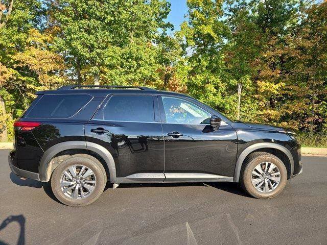 Used 2025 Nissan Pathfinder SV image 2