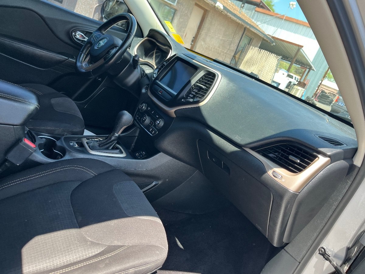 Used 2017 Jeep Cherokee Latitude FWD image 32