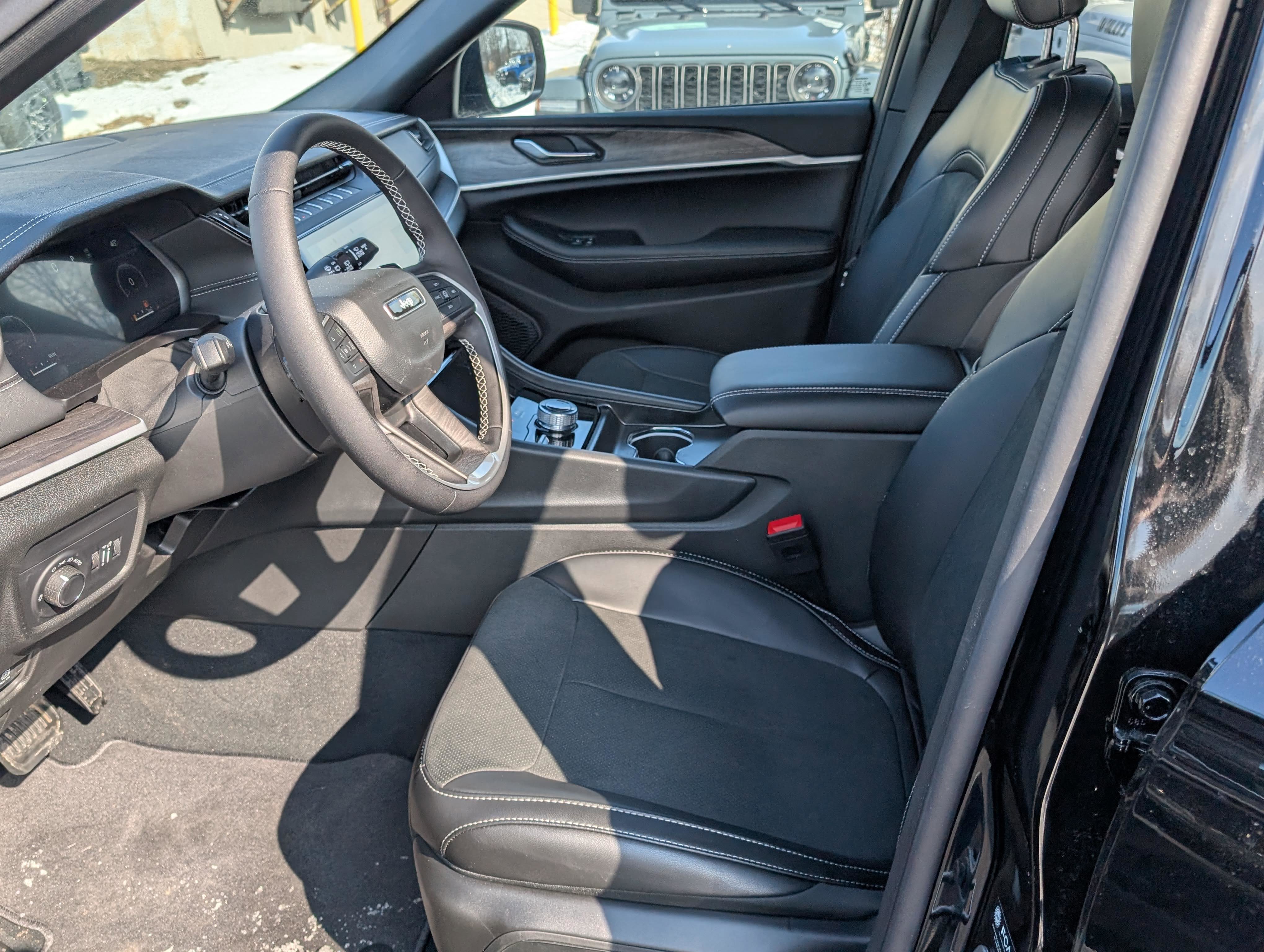 New 2026 Jeep Grand Cherokee Altitude image 11