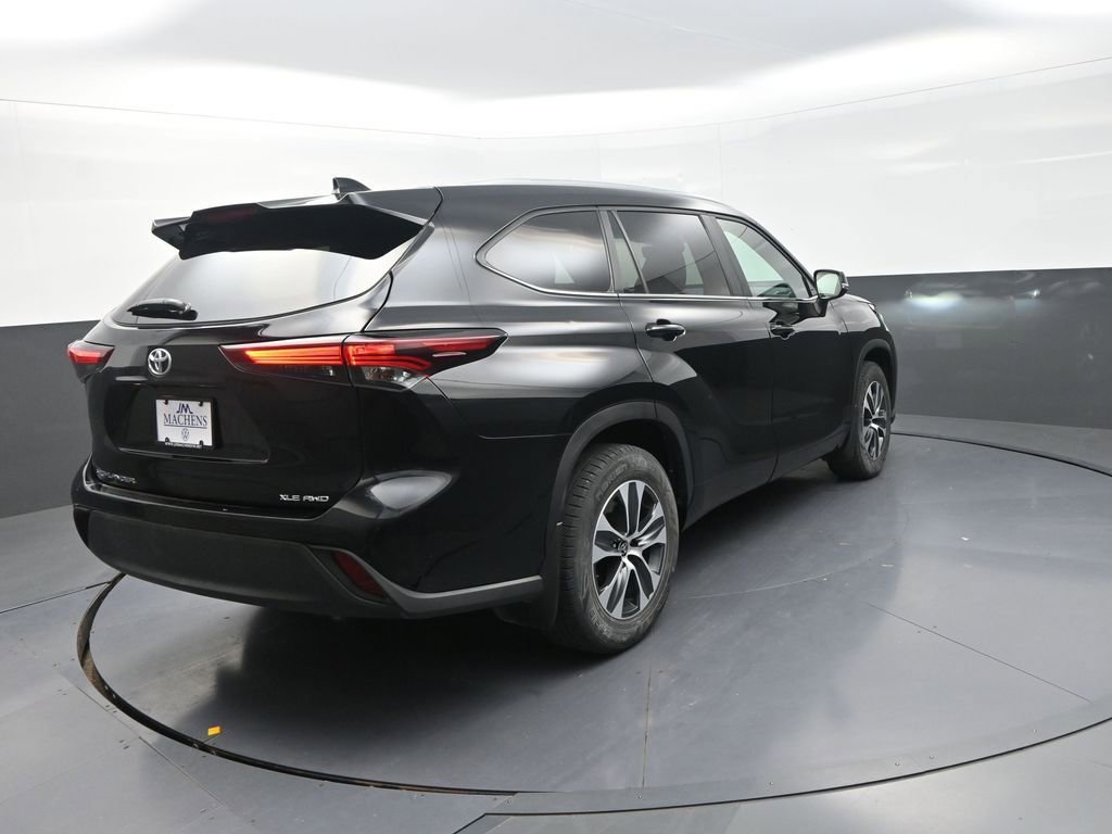Used 2024 Toyota Highlander XLE AWD/4WD image 11