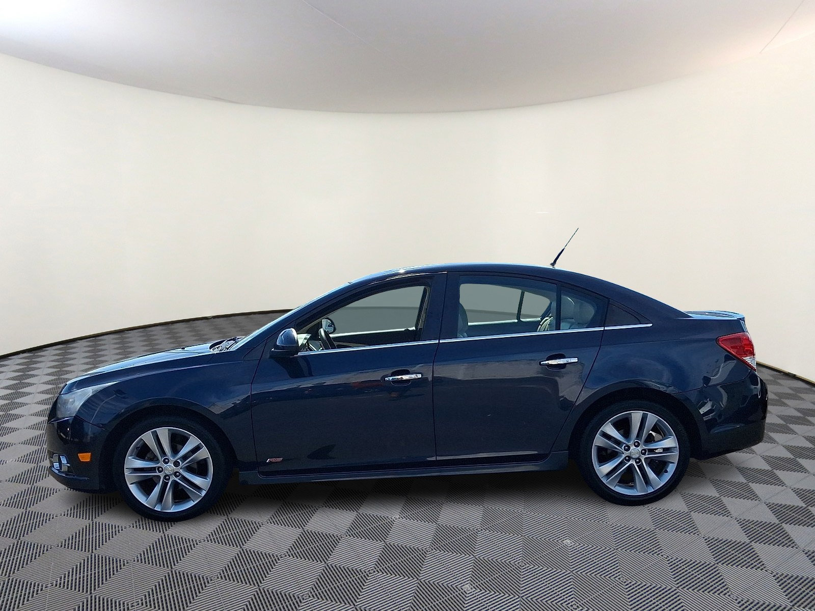 Used 2014 Chevrolet Cruze LTZ w/ Sun, Sound and Sport Package FWD image 4