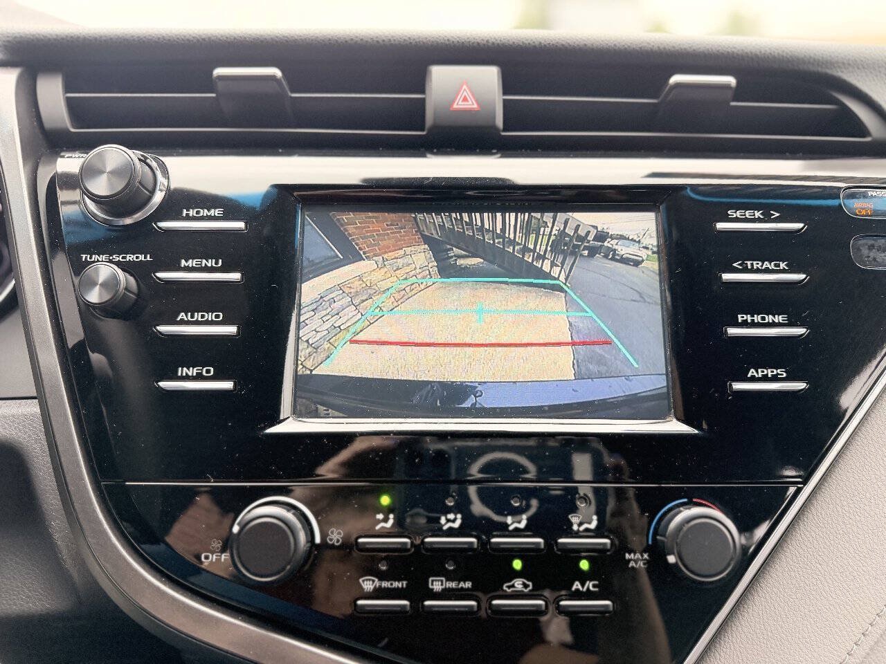 Used 2018 Toyota Camry FWD image 26