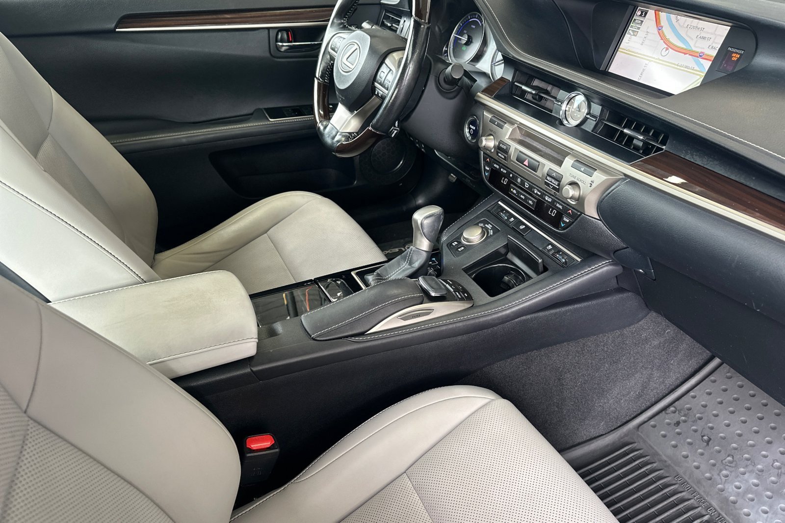 Used 2017 Lexus ES 300h w/ Navigation System Package FWD image 14