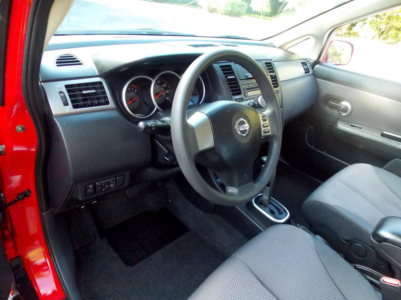 Used 2007 Nissan Versa SL image 4