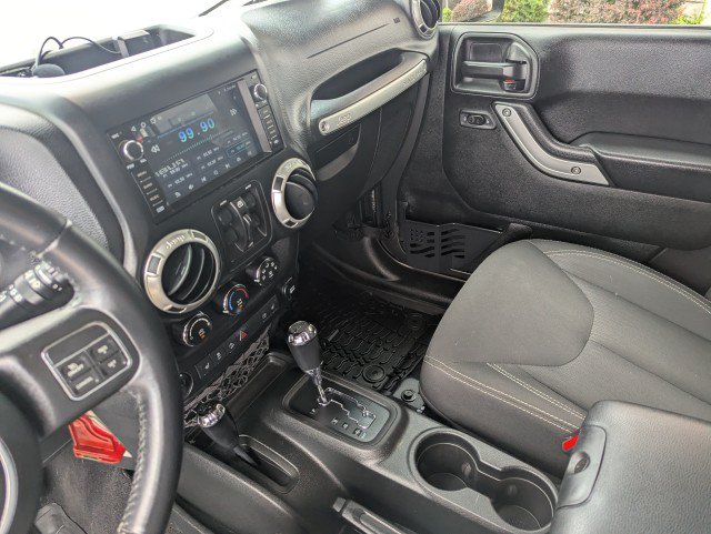 Used 2017 Jeep Wrangler Unlimited Rubicon w/ Connectivity Group AWD/4WD image 16